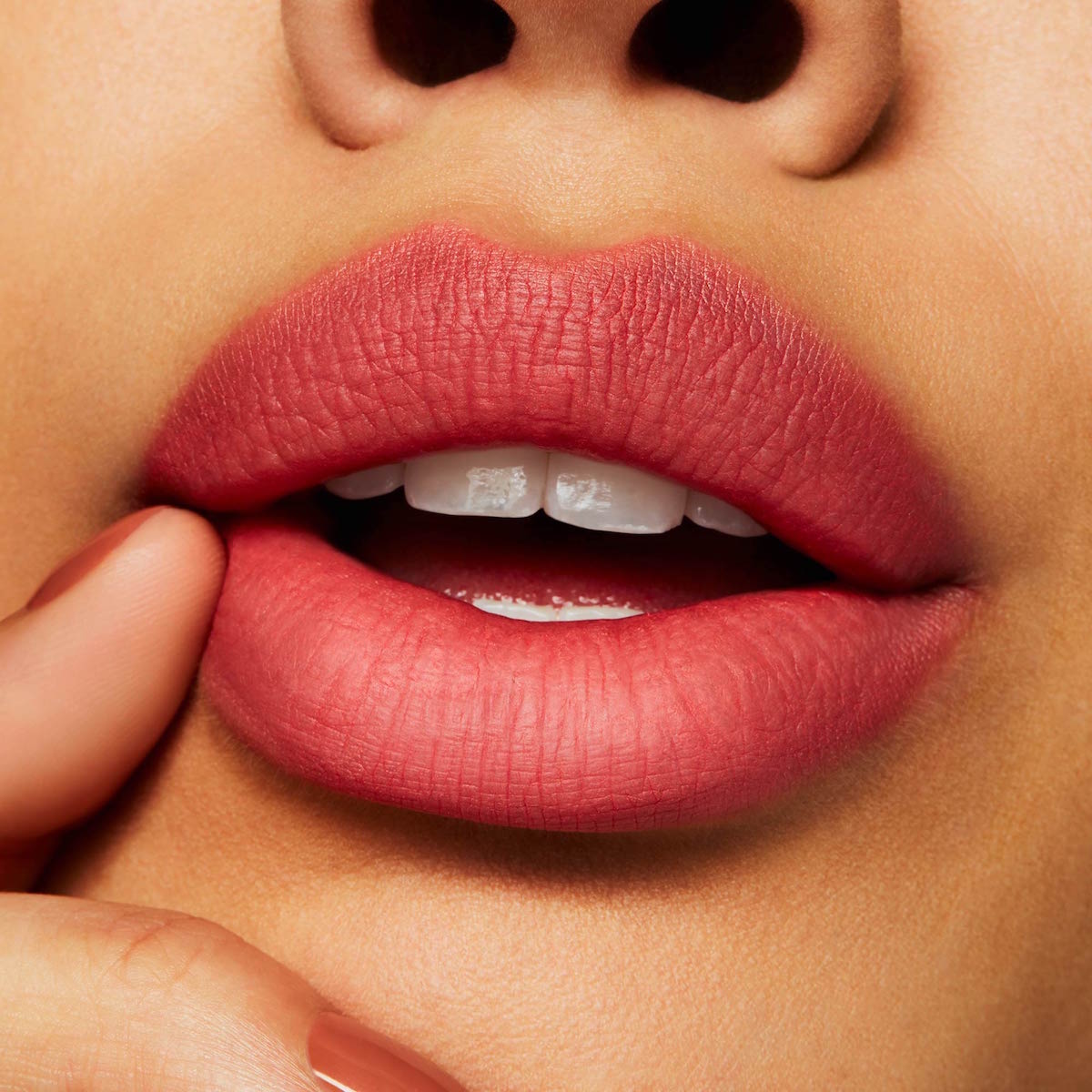 POWDER KISS LIPSTICK (LABIAL)